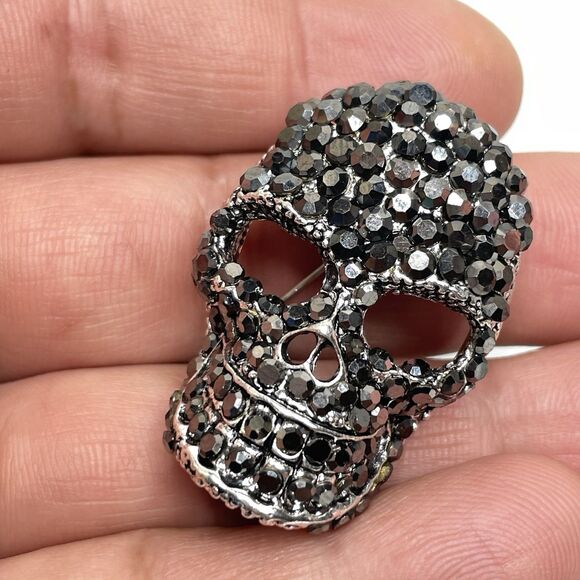 Gothic Stunning Gunmetal Tone Gray Rhinestone Skull Brooch Pin Statement 1.5” - Picture 3 of 7